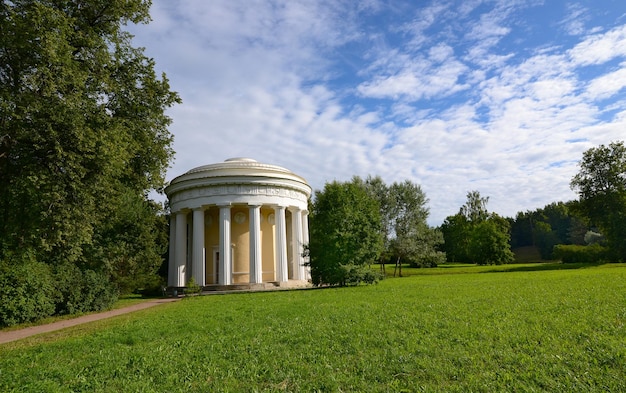 Amizade do templo em pavlovsk pavlovsk park são petersburgo bela paisagem natural vista panorâmica