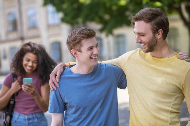 amizade dois amigos passando um tempo juntos e sentindo-se felizes