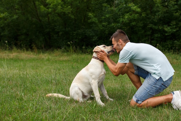 Amizade e amor de homem e cachorro.