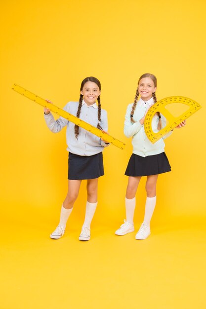 Amizade escolar Dia escolar diversão momentos alegres Crianças estudantes fofos Dia do conhecimento Alunas melhores amigas excelentes alunas Escola secundária Alunas aparência arrumada uniforme escolar