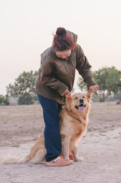 Foto amizade garota brincando com cachorro