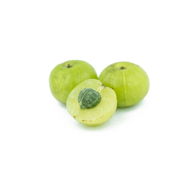 Amla frutas verdes isoladas no branco