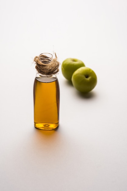 Amla-Öl ist ein natürliches ayurvedisches Öl, das für die Haargesundheit verwendet wird und Extrakte aus der indischen Stachelbeere oder Phyllanthus emblica enthält