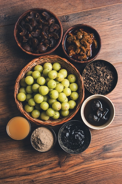 Amla o grosella espinosa india y es subproductos como Chyawanprash, jugo, supari digestivo o refrescante bucal, polvo, dulce Murabba, pepinillo