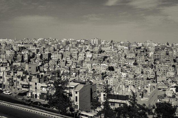 Amman-Stadtansicht mit großer jordanischer Flagge