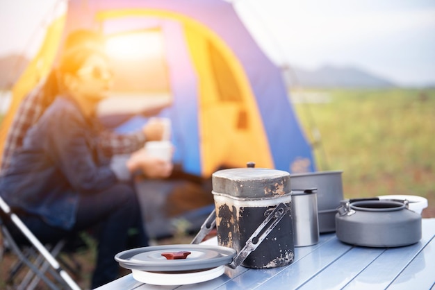 Amo a atividade ao ar livre dos casais. Viajar e acampar no parque natural. Recreação e viagem na Tailândia.