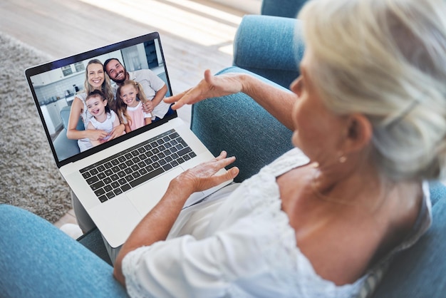 Amo a família e a videochamada no laptop com a avó para comunicação on-line com parentes Aposentadoria sênior e avó idosa na tela da Internet com netos e pais