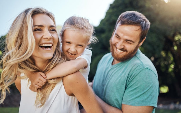 Amo a família feliz e a natureza do verão com a criança se unindo aos pais jovens nos EUA Passeio de carona com a mãe e o pai americanos aproveitando as férias com a filha fofa no parque