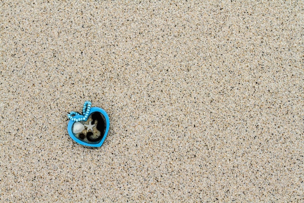 Foto amo acessórios deitado na areia da praia