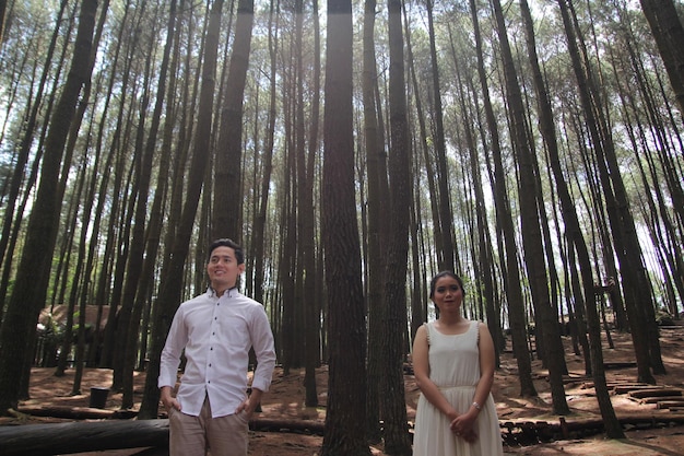 Amo casal, feriados, férias e conceito de amizade, casamento