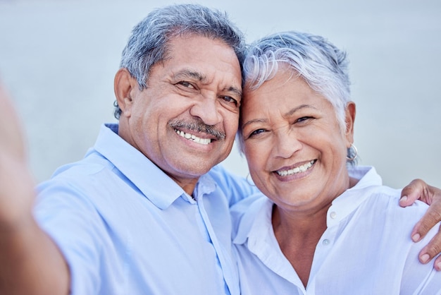 Amo casal sênior feliz ou família tomando selfie e sorriso feliz para aplicativo de mídia social na data Retrato de homem idoso e rosto de mulher aproveitando a aposentadoria nas férias ou feriado