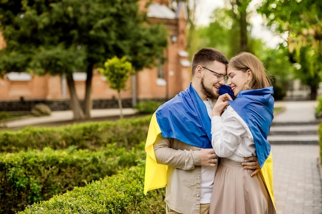 Amo el concepto de Ucrania Encantadora pareja joven abrazándose con la banderaPatriota de su país Oren por Ucrania