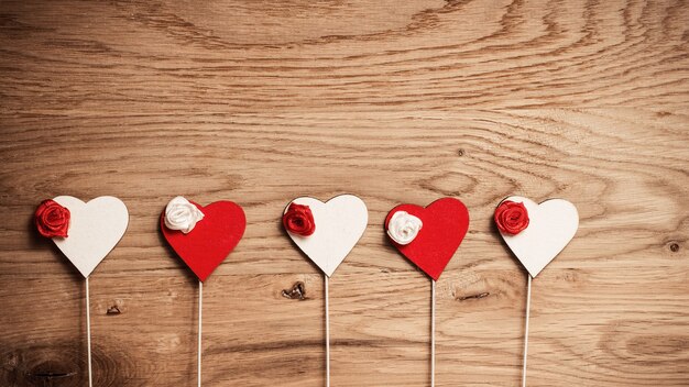 Amo corações em fundo de textura de madeira, conceito de cartão de dia dos namorados.