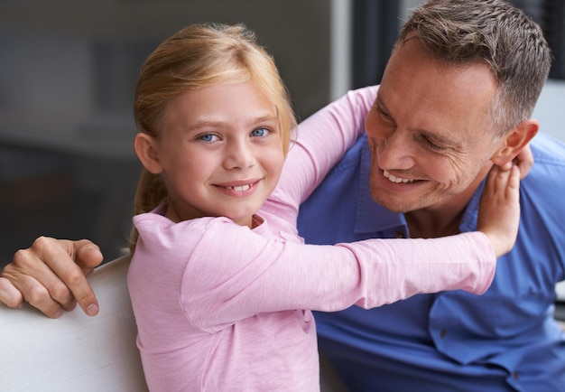 Amo a mi papá Retrato de una niña abrazando a su padre