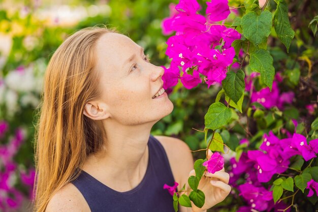 Amo mi piel Una mujer joven con pecas lunares cicatrices y arrugas faciales ama su piel disfruta de la vida y camina en un hermoso parque