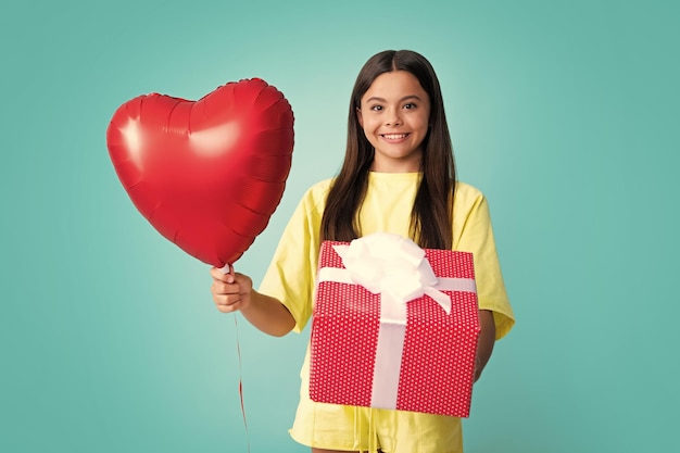 Amo o balão de coração dos namorados Garota feliz enfrenta emoções positivas e sorridentes Garoto adolescente com caixa de presente Garota adolescente dando presente de aniversário Conceito de saudação e presentes de presente