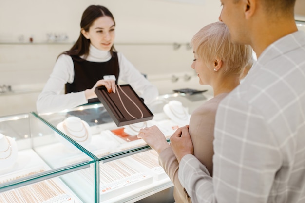 Amo o casal comprando um colar de ouro.