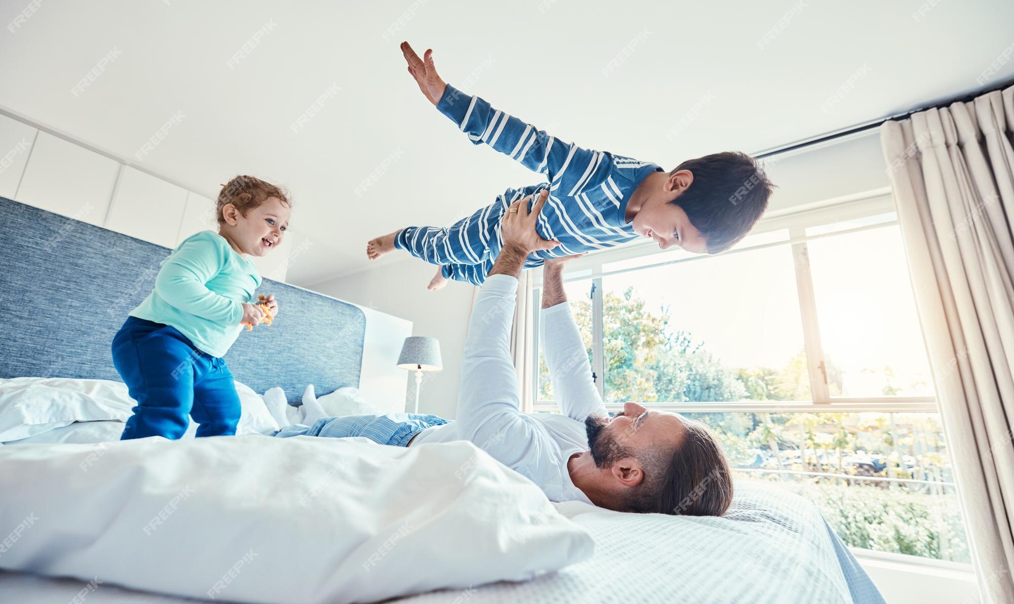 Jogo de avião e pai com filha no quarto para acordar de manhã e fim de  semana feliz animado e engraçado com homem e menina brincando na casa da  família para felicidade