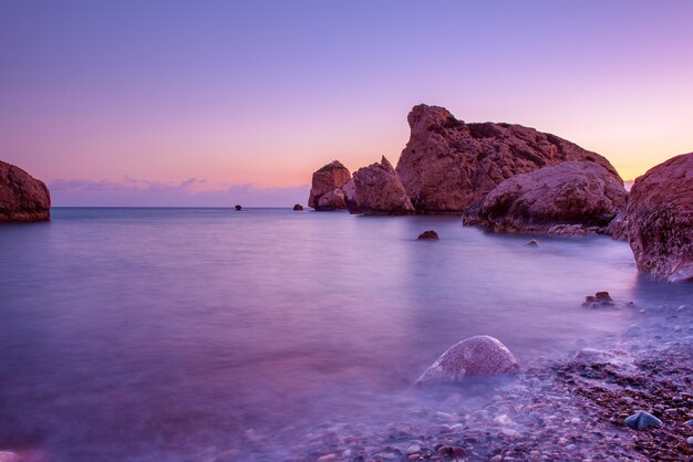 Amo praia afrodites rock afrodites local de nascimento perto da ilha de chipre da cidade de paphos ao pôr do sol