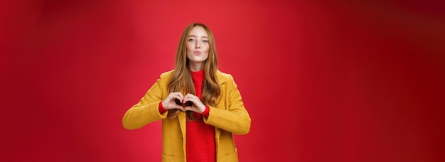 Los amo a todos retrato de mujer pelirroja coqueta romántica y elegante con pecas y bl