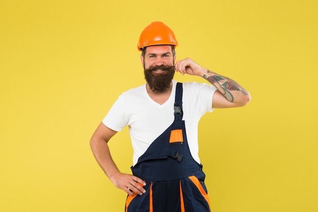 Amo trabalhar na garagem, engenheiro de uniforme, homem construtor, de capacete, mantenha a cabeça segura na construção de capacete, melhoria e renovação, pintor masculino brutal, pronto para trabalhar, escolha sua ocupação