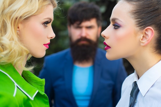 Foto amo el triángulo de dos mujeres. concepto de infidelidad y celos.