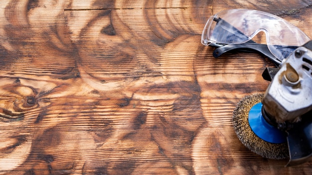 amoladora de madera pulida rueda abrasiva y gafas de seguridad. texto libre, copia espacio,