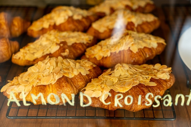 Amond Croissant im Regal