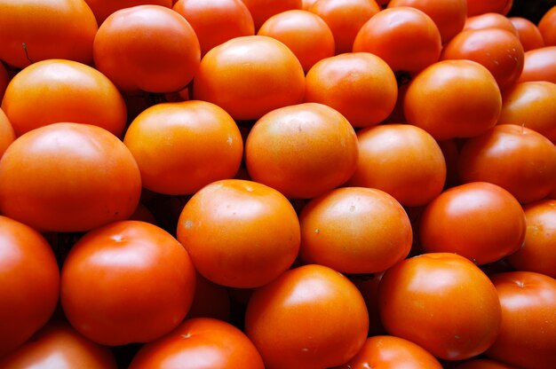 Amontonamiento de tomates en una tienda de frutas.