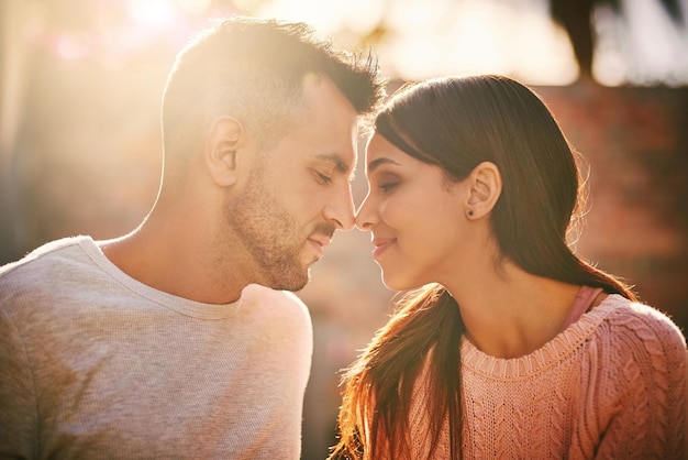 Amor antes que nada Foto de una joven pareja feliz pasando tiempo juntos al aire libre