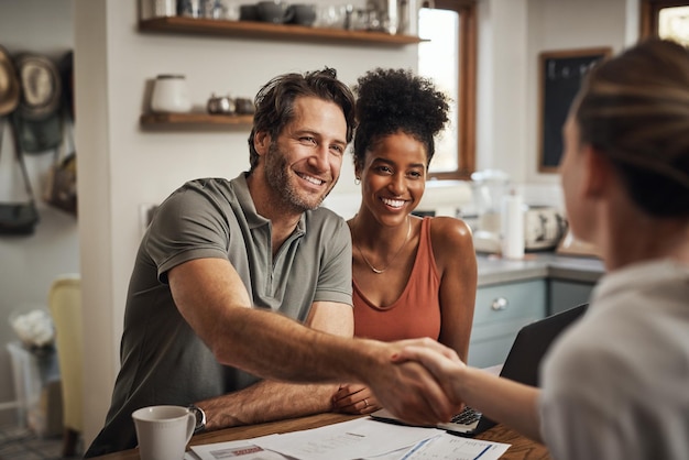 Foto amor aperto de mão e casal com consulta de consultor financeiro e discussão para investimentos parceiros homem e mulher com consultor em casa e conversa para aconselhamento, ajuda e aperto de mãos