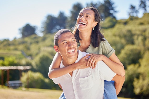 Amor de bienestar y pareja en el parque con árboles verdes para vacaciones de verano o estilo de vida saludable y sol bokeh Matrimonio feliz a cuestas y negros despreocupados caminando al aire libre en la naturaleza