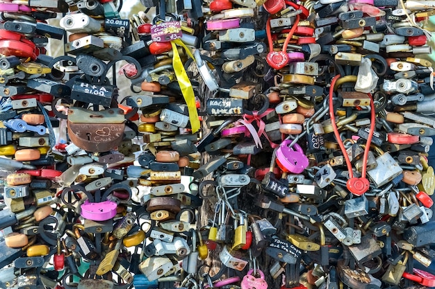 Amor cadeado pendurado na ponte de acordo com a tradição do casamento