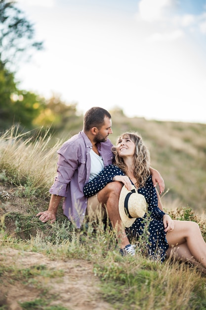 Amor casal apaixonado campo de verão romântico feliz