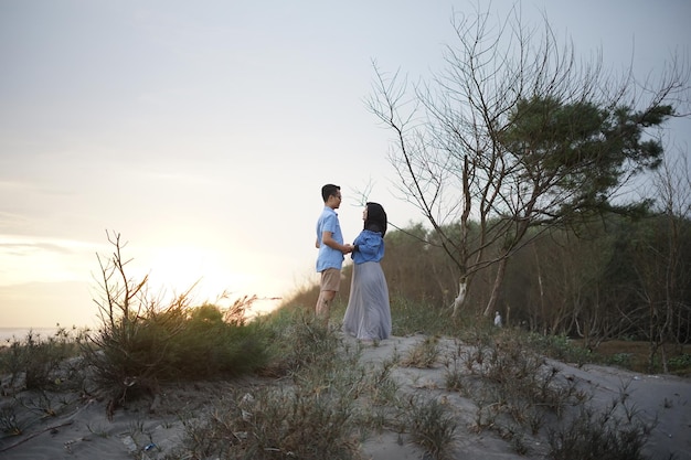 Amor casal férias férias e casamento conceito de amizade