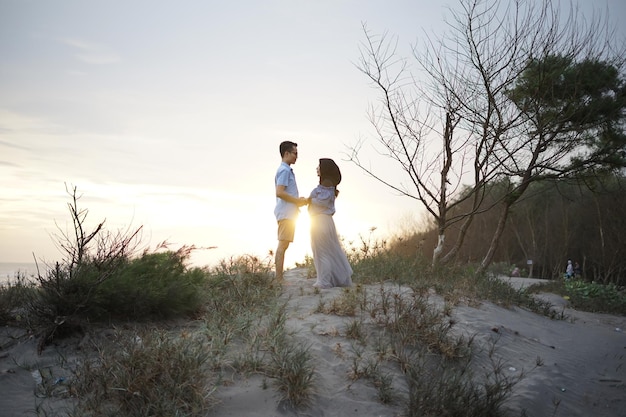 Amor casal férias férias e casamento conceito de amizade