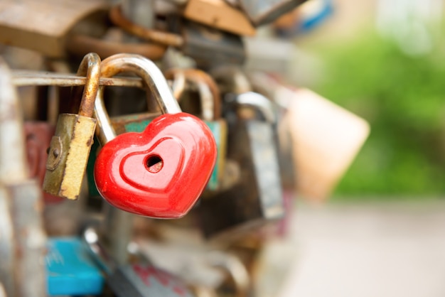 Amor cerradura de romance rojo con forma de corazón en el puente