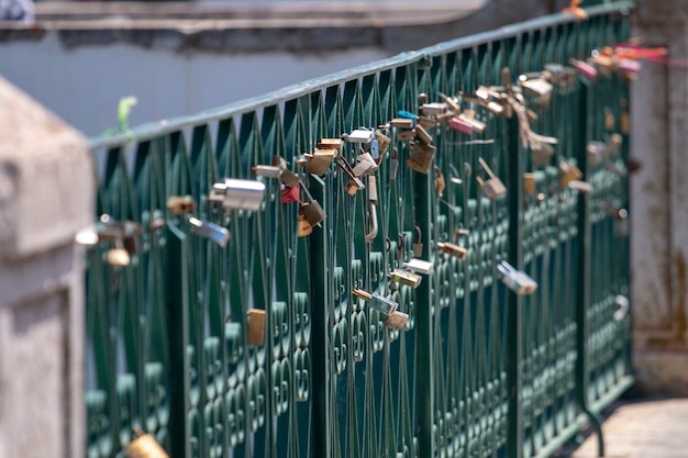 El amor se cierra a la izquierda en un puente