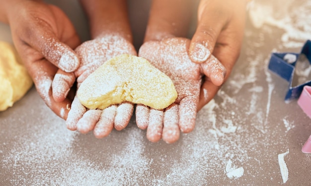 Amor del corazón con las manos y horneado con masa enseñando y aprendiendo habilidades para hornear padres e hijos juntos haciendo galletas Vinculación familiar y aprendizaje para el desarrollo con panadero de harina y tiempo de calidad