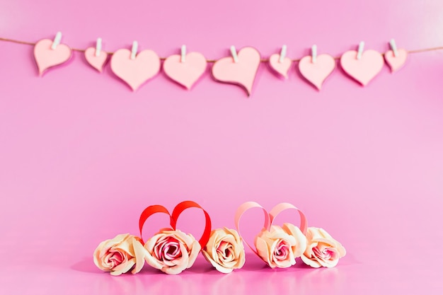 Amor corazones y rosas sobre fondo rosa