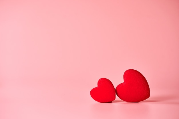 Amor corazones sobre fondo de textura de madera. Concepto de tarjeta del día de San Valentín. Corazón para el fondo del día de San Valentín.