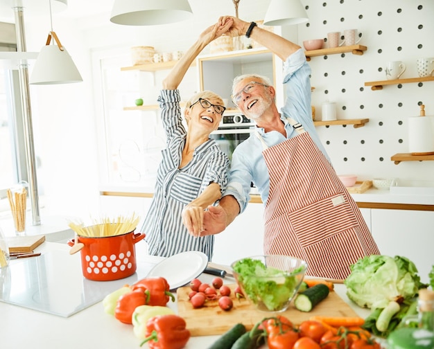 Amor cozinha sênior mulher homem casal casa aposentadoria comida feliz sorridente marido esposa