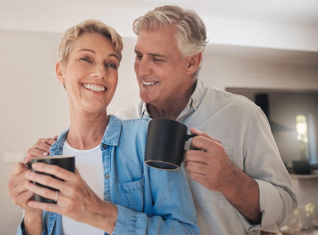 Amor de café e casal de velhos sorriem em casa bebendo bebida cafeína ou cappuccino Relaxe aposentadoria e chá com idosos casados felizes e mulheres juntos cuidam carinho e apoio em casa