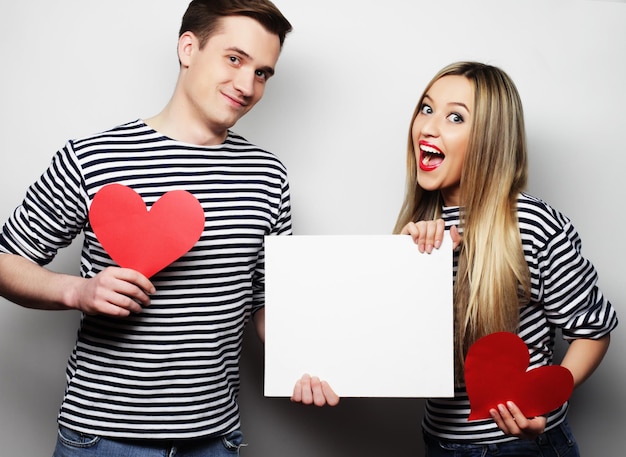 Amor de casal e conceito de família casal feliz segurando corações brancos em branco e vermelhos