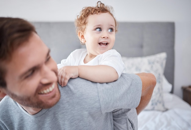 Amor de família e homem brincalhão e seu bebê se unindo no quarto de sua casa juntos Crianças crianças e pai com um pai solteiro e seu filho em uma cama dentro de sua casa no fim de semana