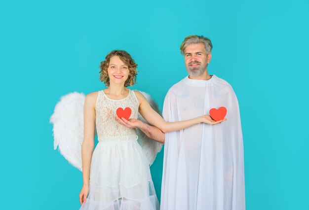 Amor día de san valentín pareja cupido ángel con corazón de papel cupido en el día de san valentín pareja os cupidos