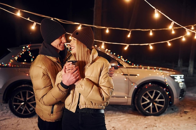 Amor e abraços Casal dançando na floresta e comemorando o ano novo