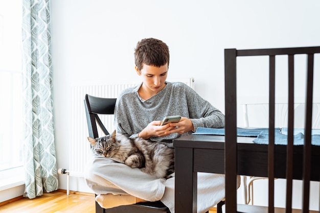 Amor e cuidado com animais de estimação, amigos adolescentes e gatos passam tempo juntos