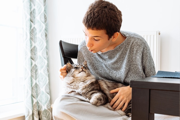 Amor e cuidado com animais de estimação, amigos adolescentes e gatos passam tempo juntos