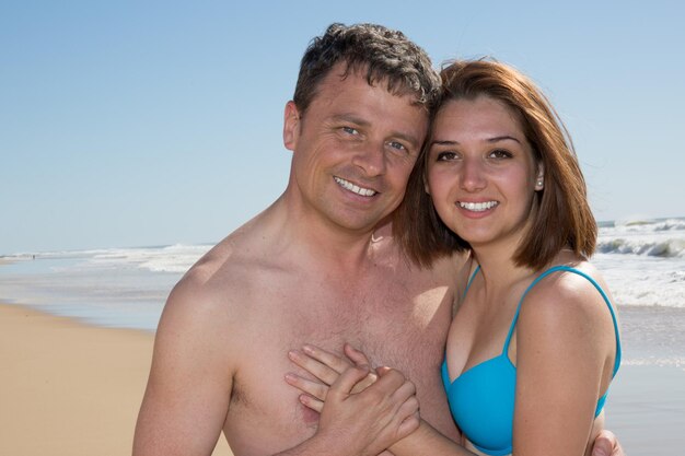 Amor e curtindo casal na praia em um dia ensolarado